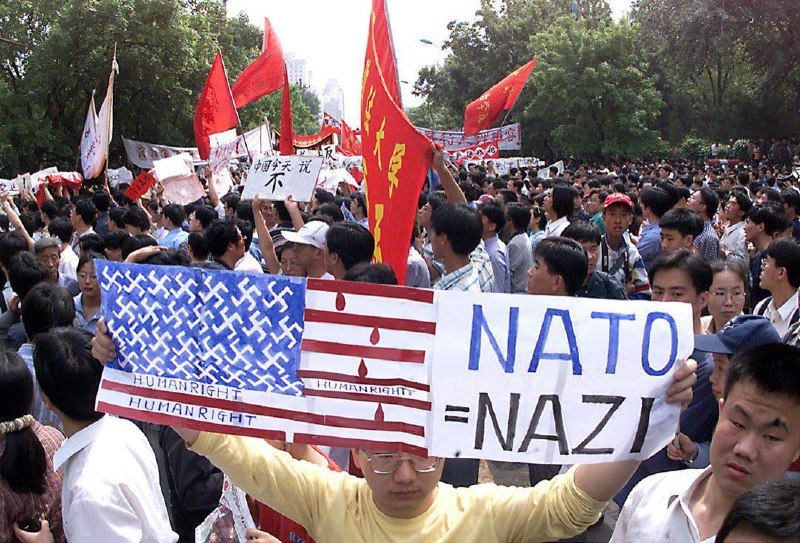 1999年5月贝尔格莱德使馆被炸事件发生后，中国政府在外交层面确实保持了克制——没有采取军事对抗或断交等激烈手段，而是通过外交途径向美国、北约提出强烈抗议，要求道歉、赔偿、公布调查结果，并暂停了中美间部分军事交流与人权对话