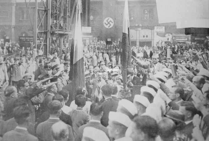 納粹向抵達參加1936年柏林奧運會的中國運動員致意