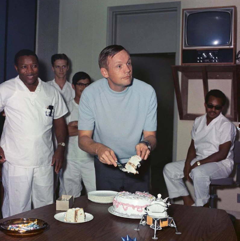 #人物 1969年8月5日，尼尔·阿姆斯特朗刚刚完成人类首次登月任务，却不能和亲人朋友一起庆生