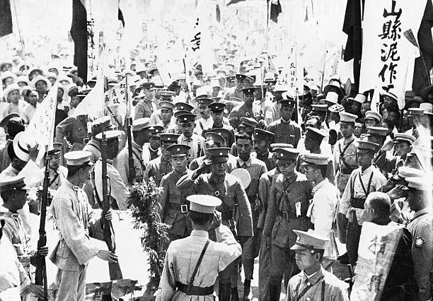 #匿名投稿 1927年7月，身兼国民革命军总司令的蒋介石在徐州府穿过人群向群众或部下敬礼