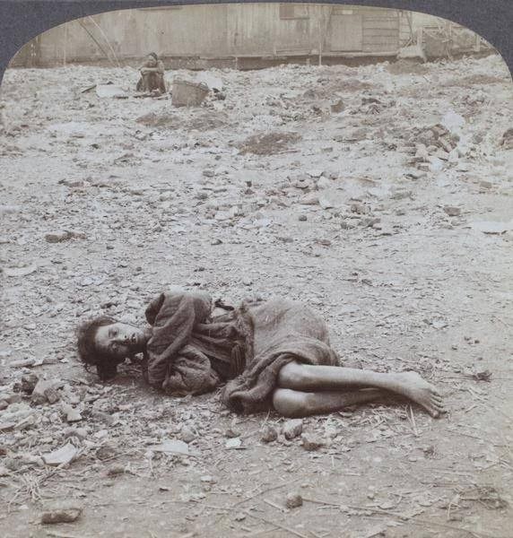 一名男子在'待死之地'——广东（广州）一小块空地，贫病之人可在此不受打扰地等待死亡