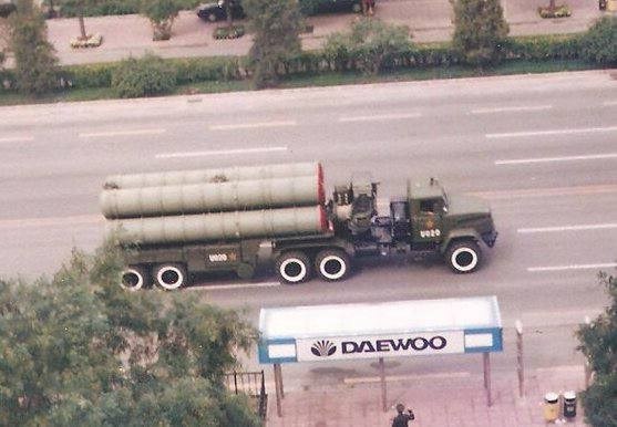 1993年，中国从俄罗斯引进首批S-300防空导弹系统（俄制远程地对空导弹，北约代号SA-10），这是冷战结束后中俄军事技术合作的重要标志之一，也是中国空防体系现代化的关键一步