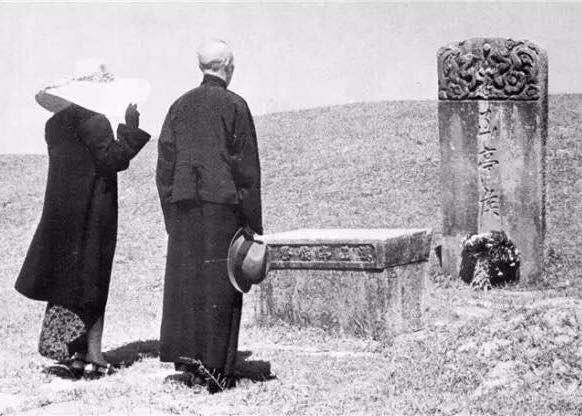 ↩️🖼 1949年，蒋介石在浙江的祖先祠堂上敬拜，这是离开中国前往台湾之前的最后一次历史老照片（中文）Timeless Archives:1946年12月，南京，国民大会制宪会议现场，蒋介石发言