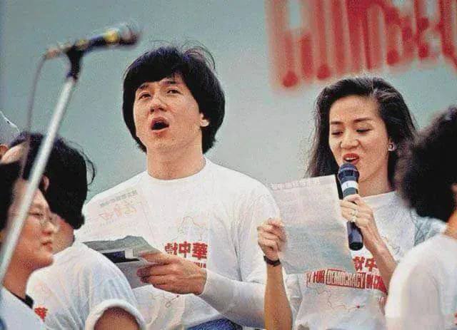 演員兼武打明星成龍在香港慈善音樂會上，支持天安門廣場抗議者，1989 年