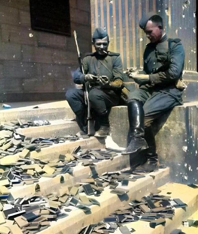 1945年二战即将结束，此时苏军已经攻占柏林，两名苏联士兵悠闲的坐在帝国大厦的台阶上，抽着刚刚缴获的德国香烟，他们穿着标准的苏制军装，脸上的喜悦溢于言表