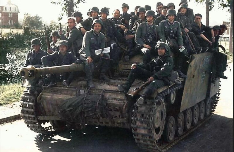 1944年6月 在诺曼底战场的德军III号突击炮G型和搭载的掷弹兵