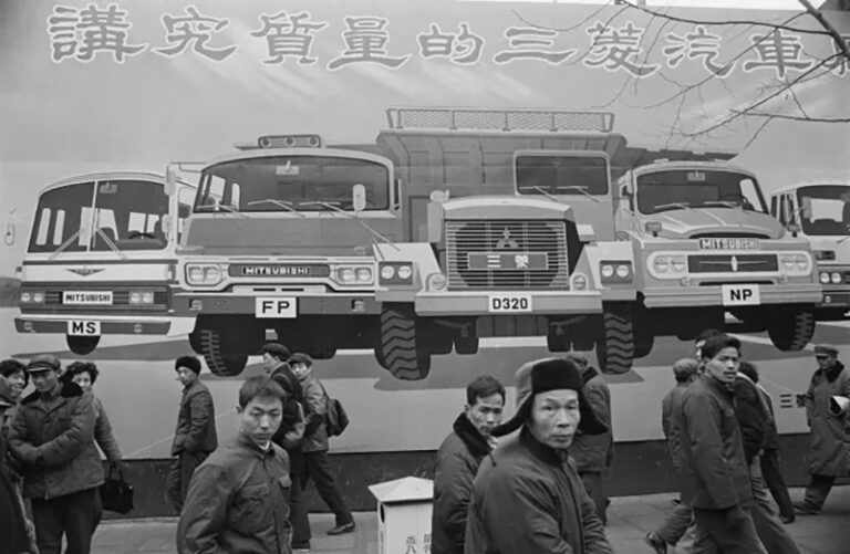 1979年在上海南京路拍摄的三菱汽车广告牌下的人们