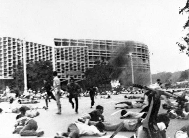 1976年法政大学屠杀（泰国）1976年10月6日，泰国右翼准军事组织与警察镇压法政大学内反对他侬（前军政府独裁者）回国的学生集会，造成数十至上百人死亡（官方46人，民间估计更高），随后军方发动政变重新掌权