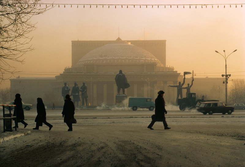 #苏联 新西伯利亚剧院前的弗拉基米尔·列宁雕像，1970年代