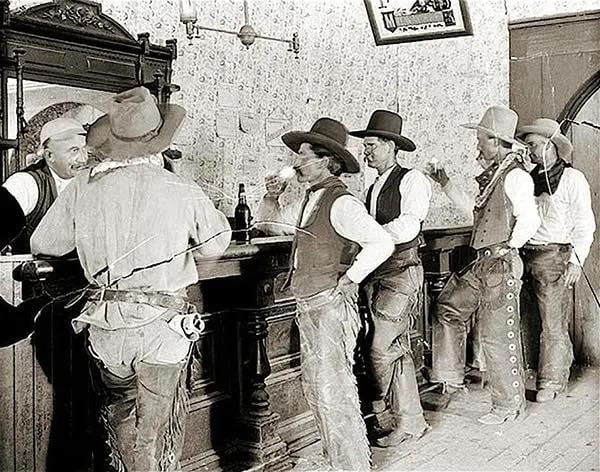 牛仔们在德克萨斯州老塔斯科萨镇的公平酒吧享用饮品，1907年