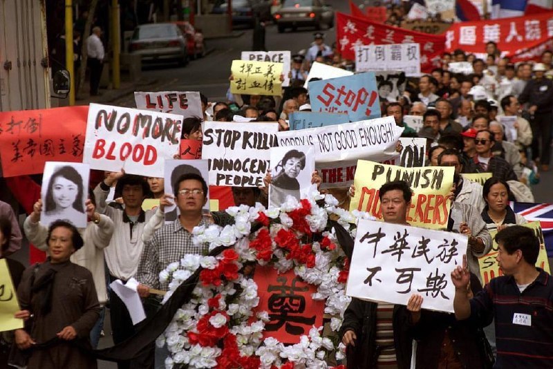 1999年5月贝尔格莱德使馆被炸事件发生后，中国政府在外交层面确实保持了克制——没有采取军事对抗或断交等激烈手段，而是通过外交途径向美国、北约提出强烈抗议，要求道歉、赔偿、公布调查结果，并暂停了中美间部分军事交流与人权对话