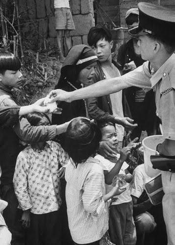 #匿名投稿 1962年4月底至5月，因中国大陆严重的粮食困难等因素，大量居民试图越过边境进入当时由英国管治的香港