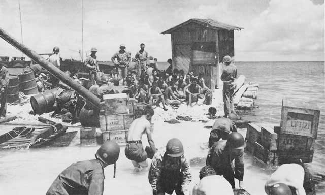 日本战俘被美国海军陆战队用作劳工，塔拉瓦环礁贝提奥岛，1943年11月22日