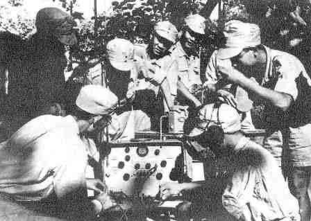 1942年，中国士兵围坐在一台美制收音机旁，此时距中美结盟共同对抗日本帝国已过去数月