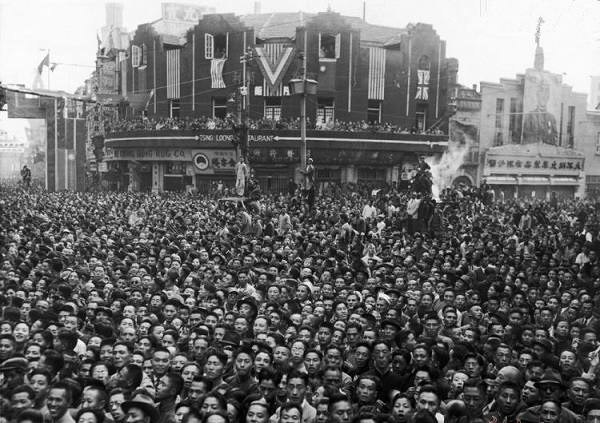 1945年10月10日，上海：第二次世界大战结束后，中华民国的第一个国庆节庆祝活动