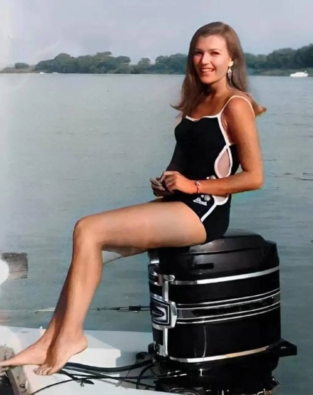 马斯克妈妈 Maye Musk，20 岁时的照片，当时她已是一名模特，并在 1969 年被封为瓦尔河女王，这是她第一次拍泳装照
