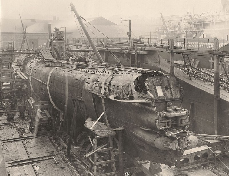 1918年被打捞上岸的UB-110号，这是控制室1918年被打捞上岸的UB-110号，这是控制室
