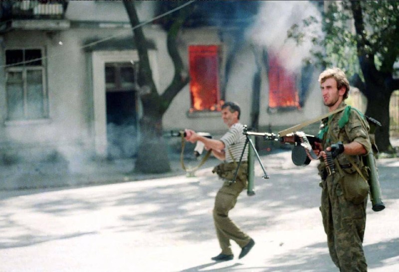 阿布哈兹民兵在攻占苏呼米期间，1993年9月苏联解体后，阿布哈兹寻求脱离格鲁吉亚独立，1992年双方爆发全面战争苏呼米是阿布哈兹首府，也是格鲁吉亚控制的最后一个重要据点