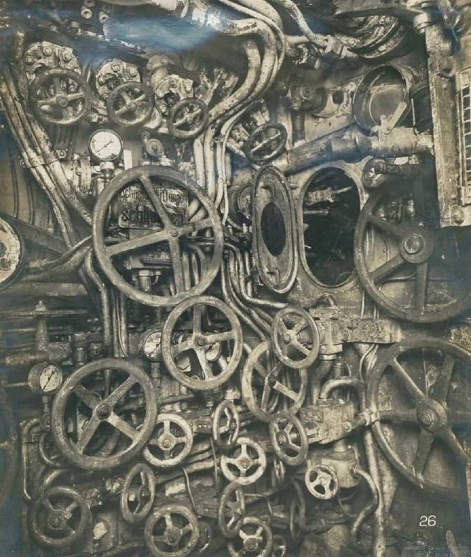 1918年被打捞上岸的UB-110号，这是控制室1918年被打捞上岸的UB-110号，这是控制室