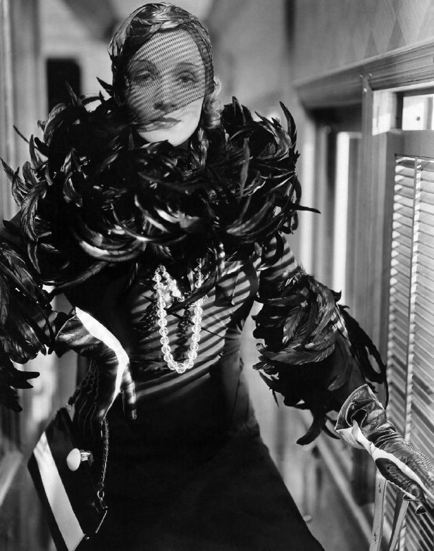 #名人 #电影 黛德丽（Marlene Dietrich）饰演的”上海莉莉”，是约瑟夫·冯·斯登堡（Josef von Sternberg）与黛德丽七部合作电影中最负盛名的一部