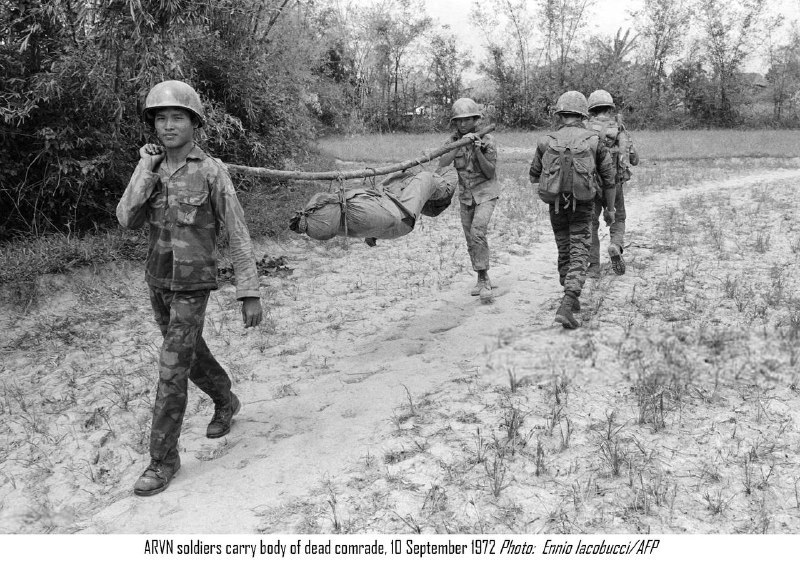 1972年9月10日，南越军队（ARVN）士兵抬着阵亡战友的遗体 #越战背景：这张照片的时间点落在1972年