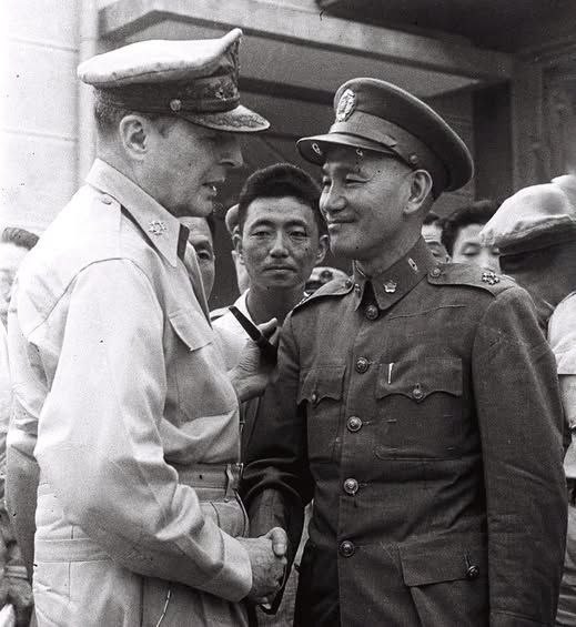#匿名投稿 台北:蒋中正（Chiang Kai-shek）与美国陆军五星上将道格拉斯·麦克阿瑟（Douglas MacArthur）的合影，1950年7月31日