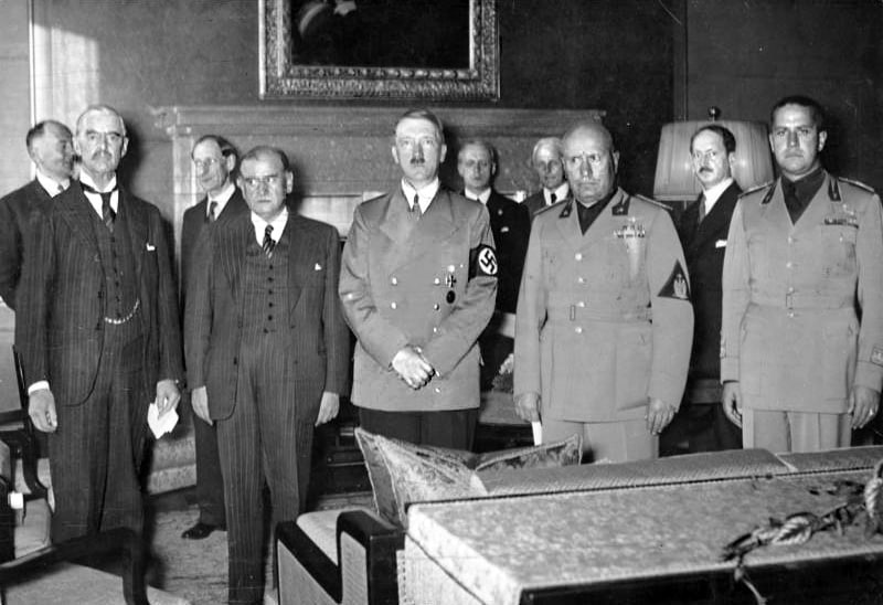 1938年，从左至右:（英国首相）内维尔·张伯伦、（法国总理）爱德华·达拉第、阿道夫·希特勒和（意大利总理）贝尼托·墨索里尼在签署《慕尼黑协定》前的合影
