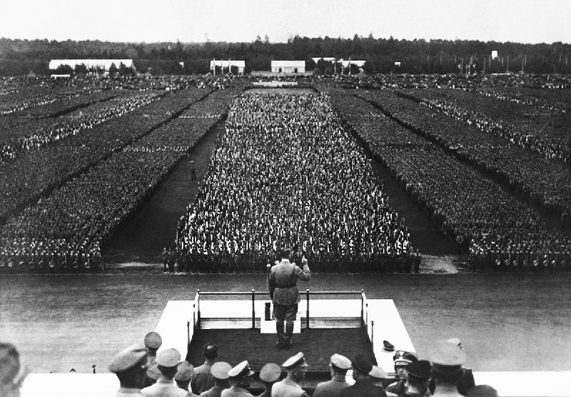 1935 年 9 月 10 日，希特勒的纳粹党代表大会在德国纽伦堡举行