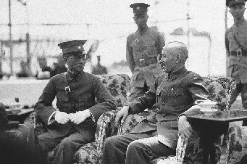 1936年6月27日，中国国民政府领导人蒋介石将军与云南省政府主席龙云将军在南京会面